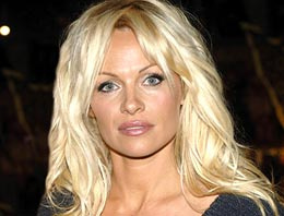 Bu kez Pamela Anderson'u yatağa attı Bu kez Pamela Anderson'u yatağa attı